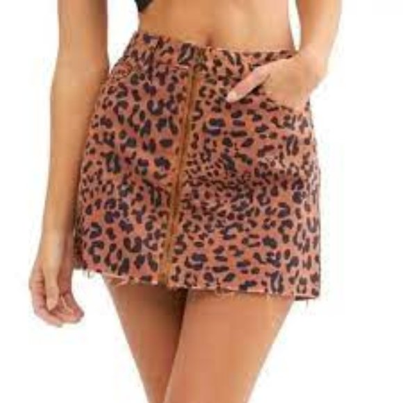 Free People Dresses & Skirts - Free People Zip It Up Animal Print Mini Skirt with Pockets & Frayed Hem Size 26